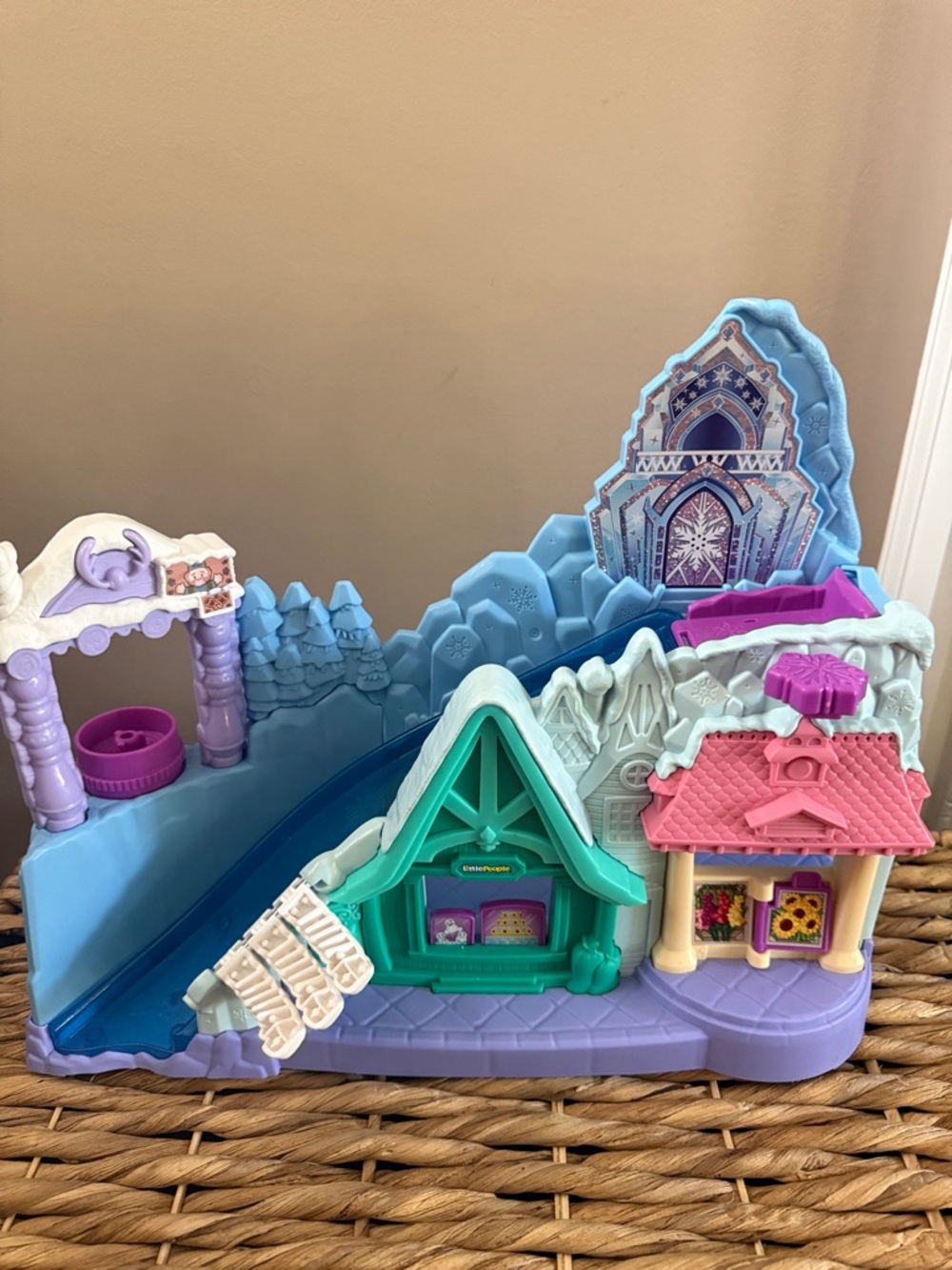 Fisher-Price Little People Disney Frozen Elsa’s Ice Palace